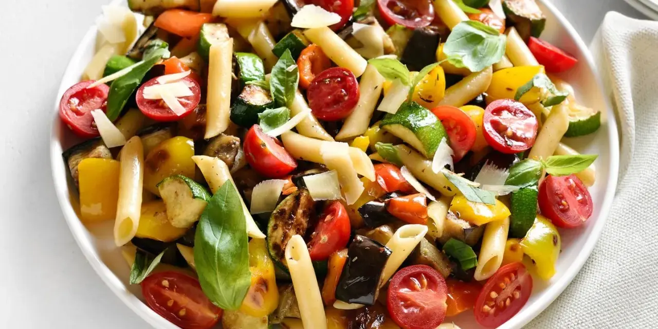 Bunter Nudelsalat mit gegrilltem Gemüse, Kirschtomaten und Parmesan. Leckere schnelle Salate ohne Mayo, perfekt für den Sommer.