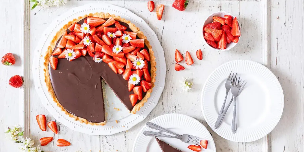 Schokoladen-Erdbeer-Tarte, ein neues Highlight für Ihre Kuchen Rezepte. Frisch, fruchtig und unwiderstehlich lecker.