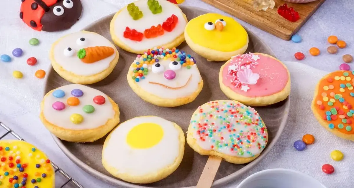 Bunte Kekse mit Zuckerguss, inspiriert von einem amerikanischen Rezept. Marienkäfer, Küken und Gesichter machen Lust auf mehr.