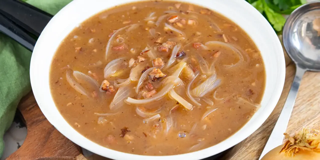 Herzhafte zwiebelsauce wie bei Oma, mit zarten Zwiebelringen und Speckstückchen in einer reichhaltigen Brühe.