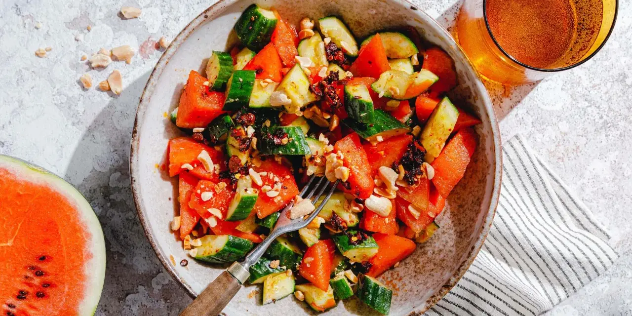 Erfrischender melonen gurken-salat, inspiriert von Martina und Moritz, mit knackigen Erdnüssen und Chili-Flocken. Perfekt für einen leichten Genuss.