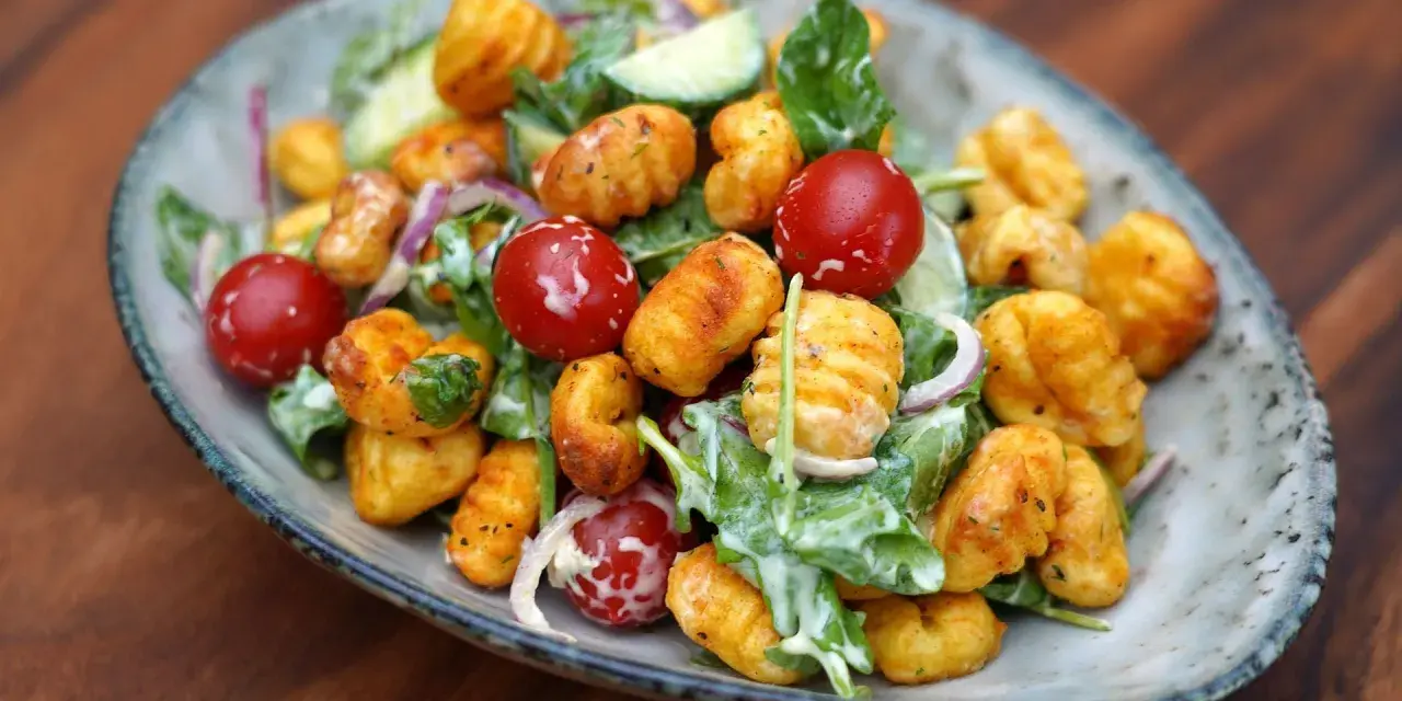 Herzhafter Gnocchi Salat mit Kirschtomaten, Gurken und einem cremigen Dressing.