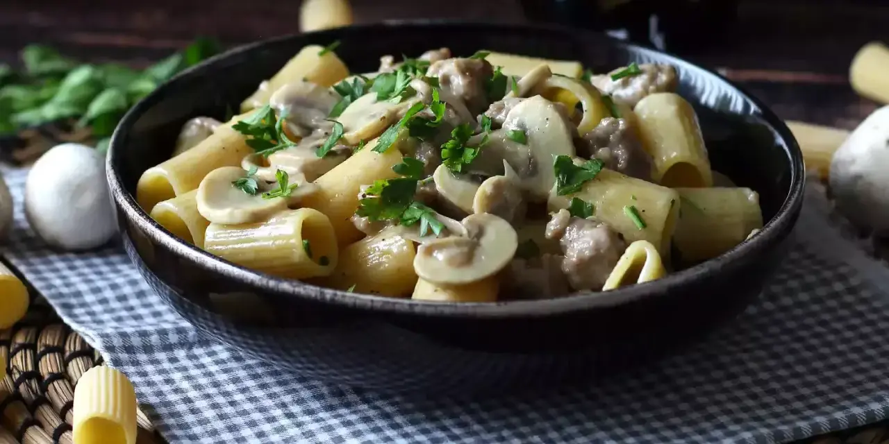 Herzhafte Pasta mit Pilzen und Hackfleisch, garniert mit frischer Petersilie. Ein Genuss für jeden Tag.