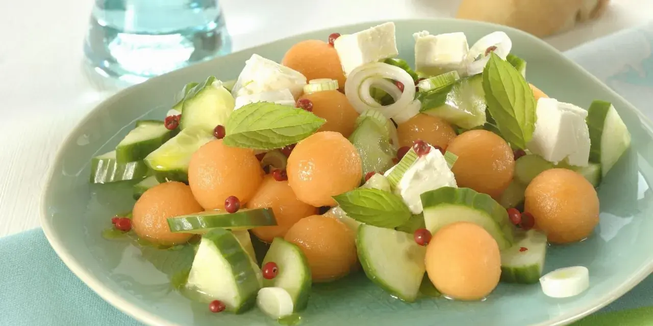 Erfrischender Cantaloupe Melone Salat mit Gurke, Feta und Minze. Perfekt für leichte cantaloupe melone rezepte.