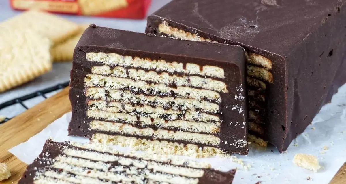 Kalter Hund rezept original DDR: Schokoladenkeks-Torte mit vielen Schichten Kekse und Schokolade. Ein Klassiker aus der DDR.
