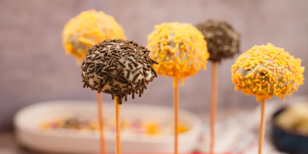 Leckere cake pops ohne backen, verziert mit Schokostreuseln und bunten Zuckerstreuseln.