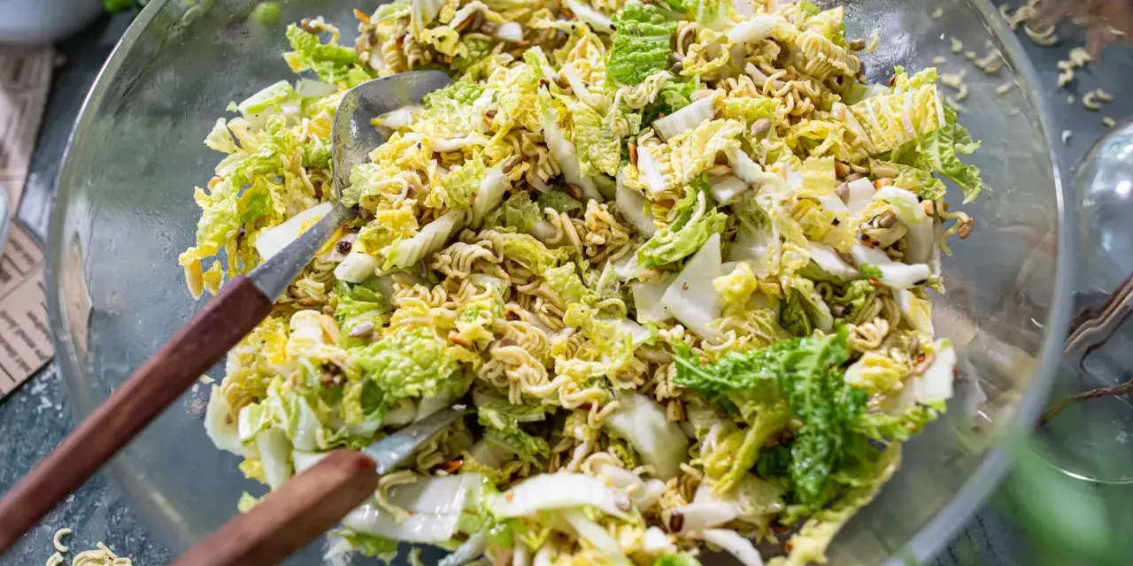 Yum yum! Ein knackiger Chinakohl-Salat mit knusprigen Nudeln und Sonnenblumenkernen. Perfekt für den Sommer.