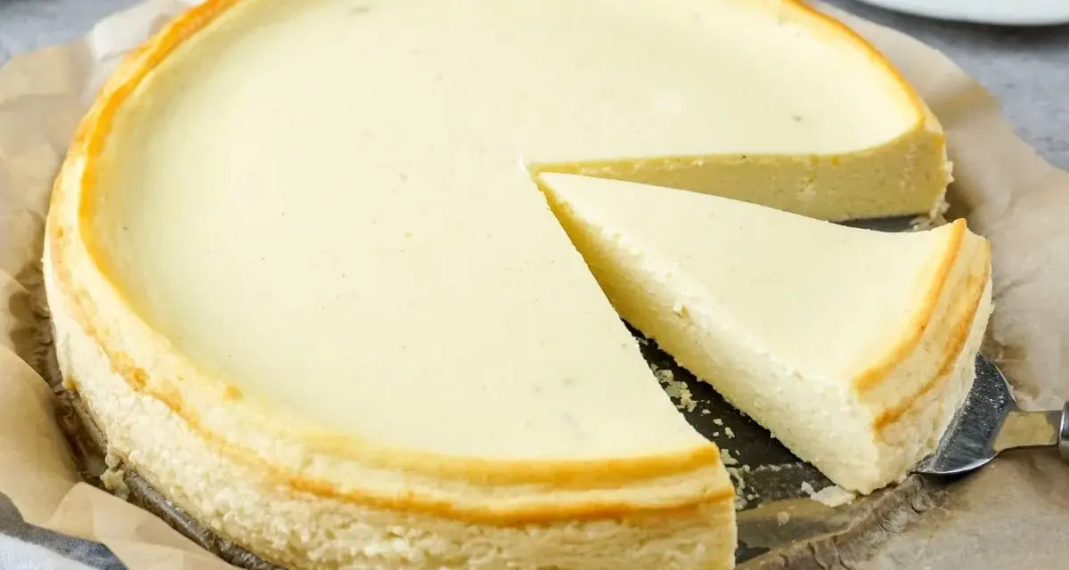 Ein cremiger Quarkkuchen ohne Boden, nach Omas Rezept, mit einer leicht gebräunten Kruste und einer zarten Füllung.