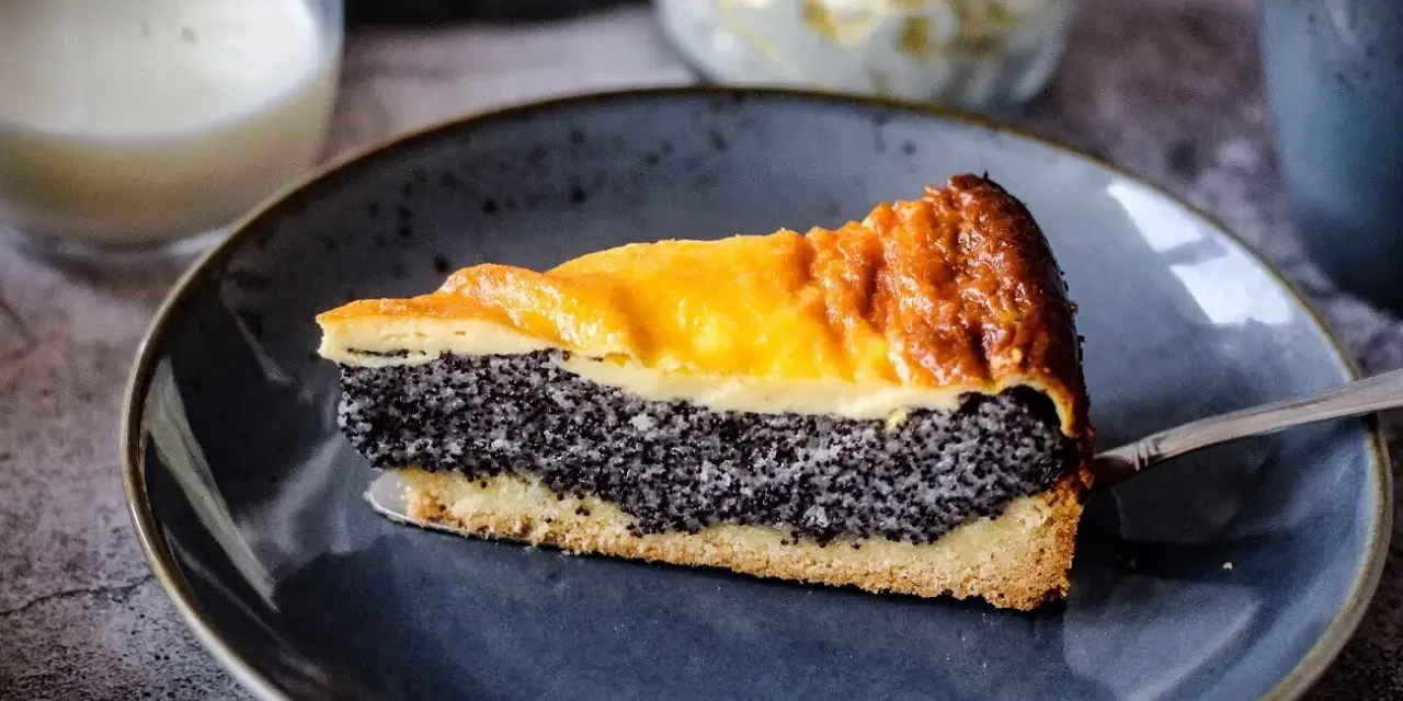 Ein saftiges Stück Mohnkuchen mit Schmand, mit einer goldenen Kruste und einer dicken Mohnschicht.