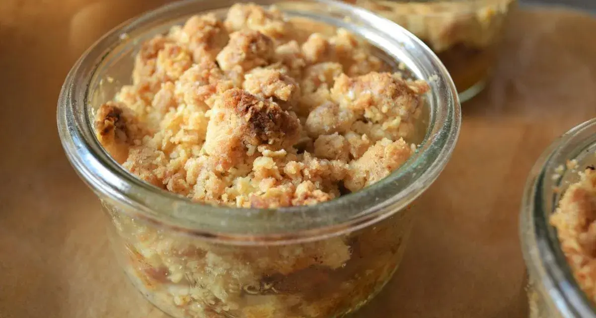Leckerer Apfel Crumble in einem Glas, goldbraun gebacken, mit knuspriger Streuseldecke.
