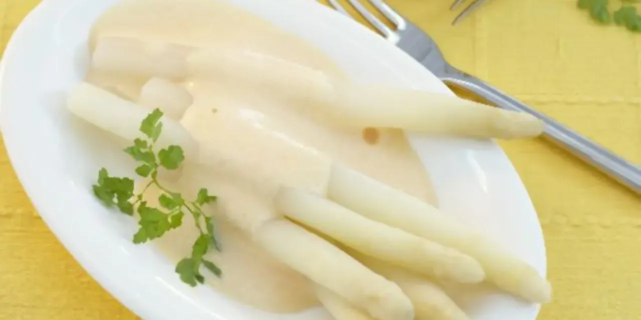 Spargel mit cremiger sauce hollandaise ohne ei, garniert mit Petersilie. Ein Genuss für jeden Gaumen.