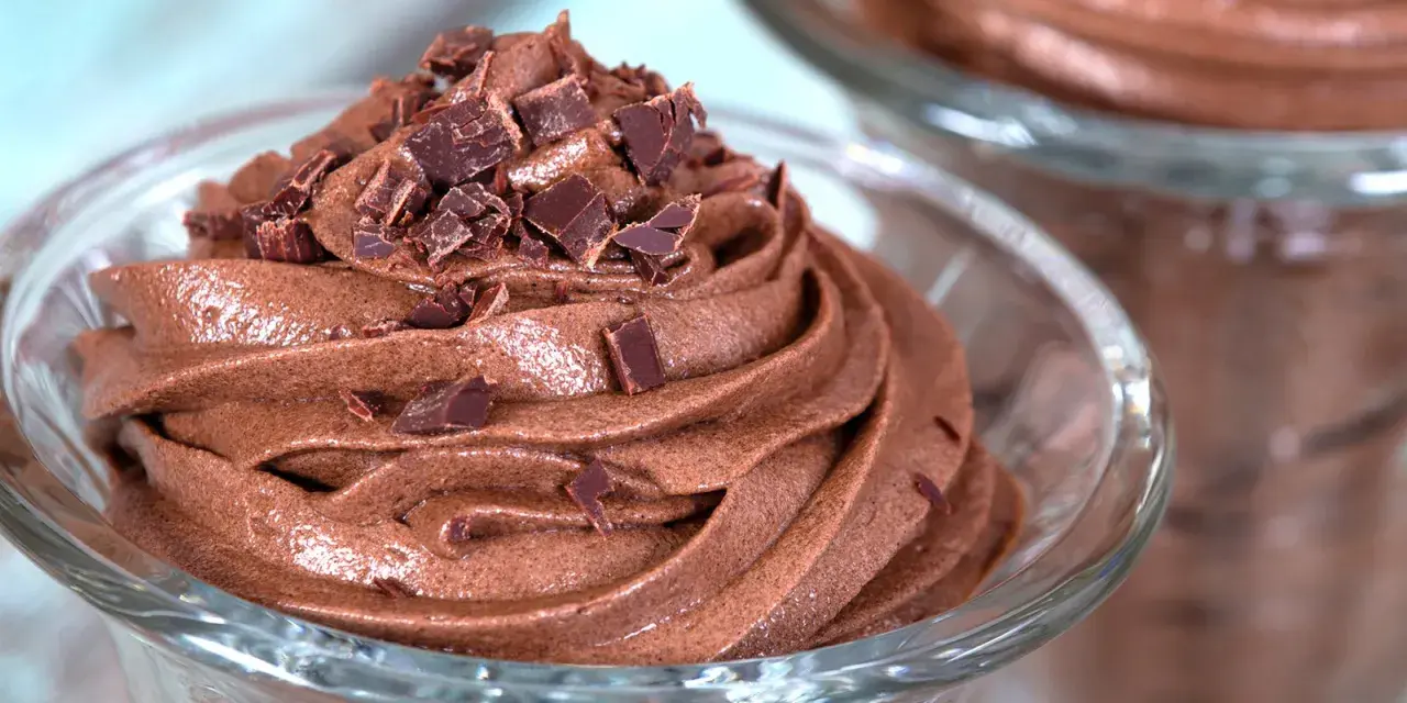 Cremige Mousse au Chocolat, garniert mit Schokostückchen. Ein köstliches Mousse au Chocolat Rezept original, das auf der Zunge zergeht.