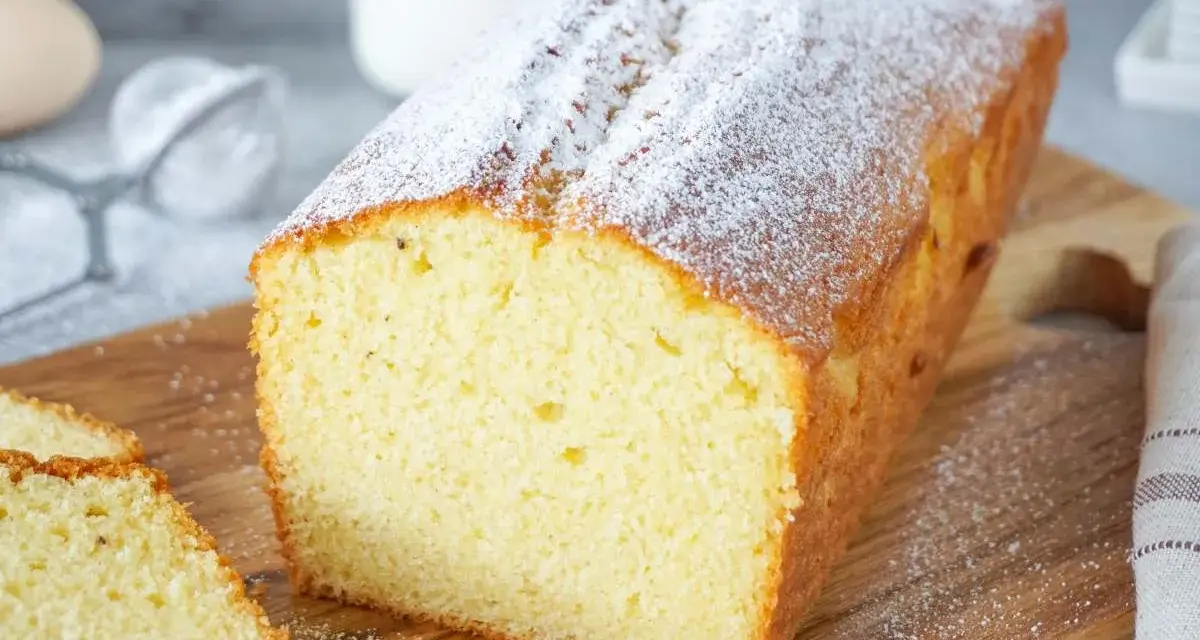 Ein saftiger Zitronenkuchen, bestäubt mit Puderzucker. Perfekt für einfache Kuchen Rezepte.