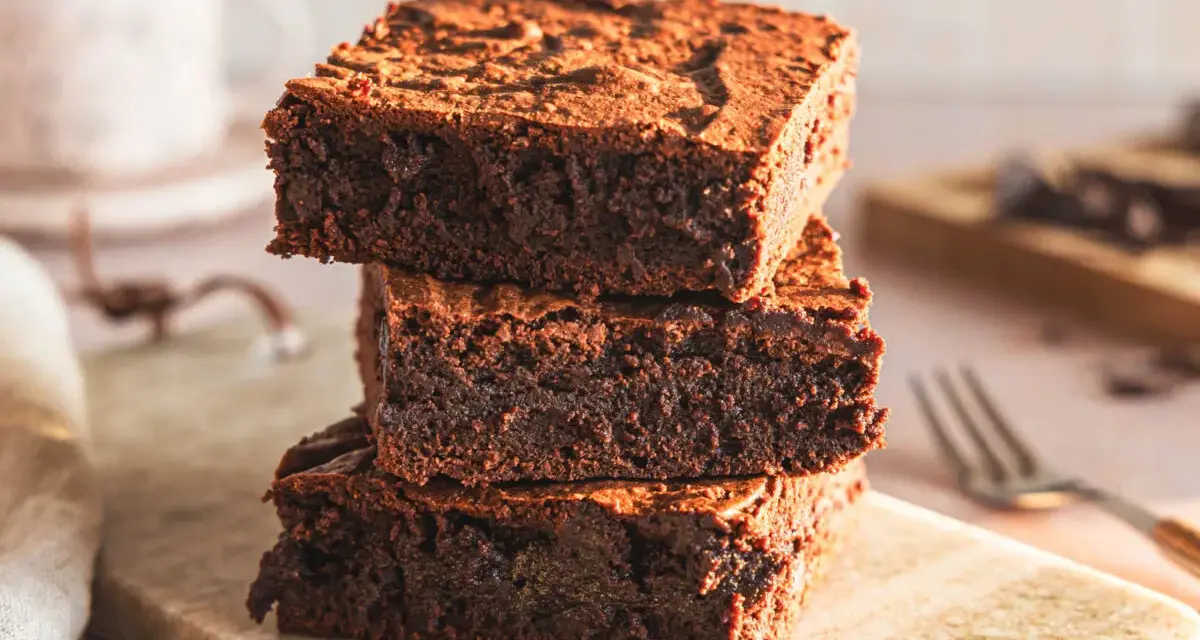 Gestapelte, saftige Brownies, perfekt für ein einfaches brownie rezept. Ein Genuss für Schokoladenliebhaber!