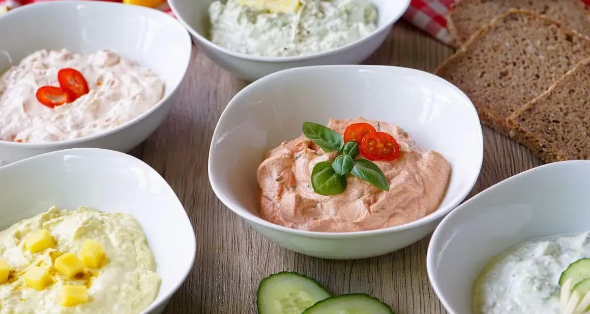 Fünf Schalen mit bunten Dips zum Grillen: Cremig, würzig und frisch. Perfekt zum Dippen mit Brot und Gemüse.