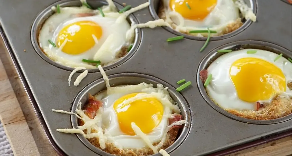 Was isst man zu Ostern? Top 7: Gebackene Eier in Muffinform mit Speck, Käse und Schnittlauch – ein leckeres Osterfrühstück.