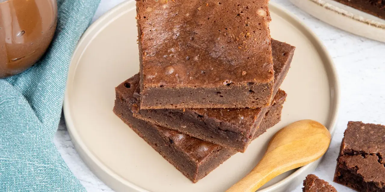 Schokoladige Brownies, perfekt für ein schnelles Nutella Kuchen Rezept mit 3 Zutaten. Ein Genuss für jeden Schokoladenliebhaber!