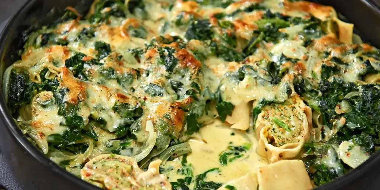 Ein köstlicher Maultaschen Auflauf mit Spinat und cremiger Käsesauce, goldbraun überbacken.