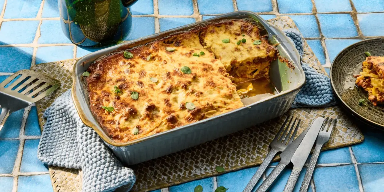 Herzhafte Moussaka mit Zucchini, goldbraun gebacken, wartet darauf, serviert zu werden. Ein köstliches Gericht für die ganze Familie.