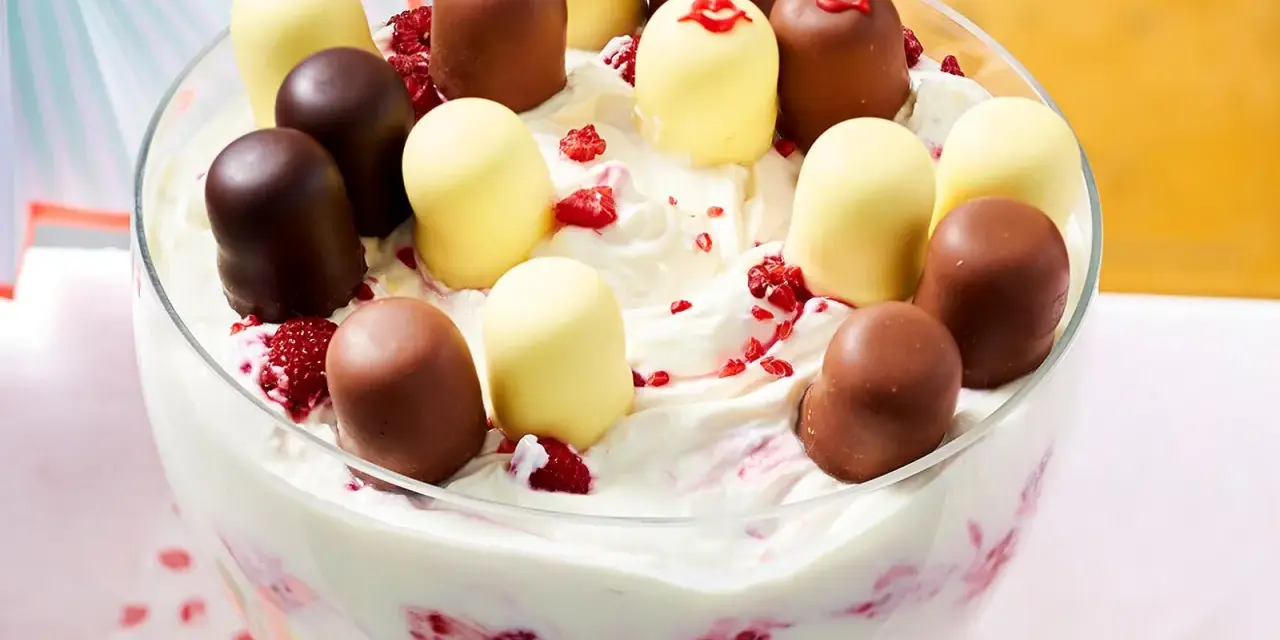 Cremiger Nachtisch mit Schokoküssen und Himbeeren, perfekt als nachtisch den man am vortag zubereiten kann.