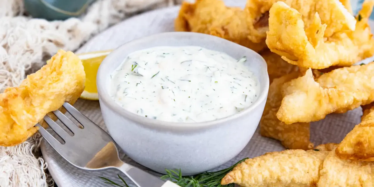 Knuspriges Fischgericht mit einer cremigen Remoulade, perfekt zum Dippen. Ein einfaches Remoulade Rezept für den perfekten Genuss.