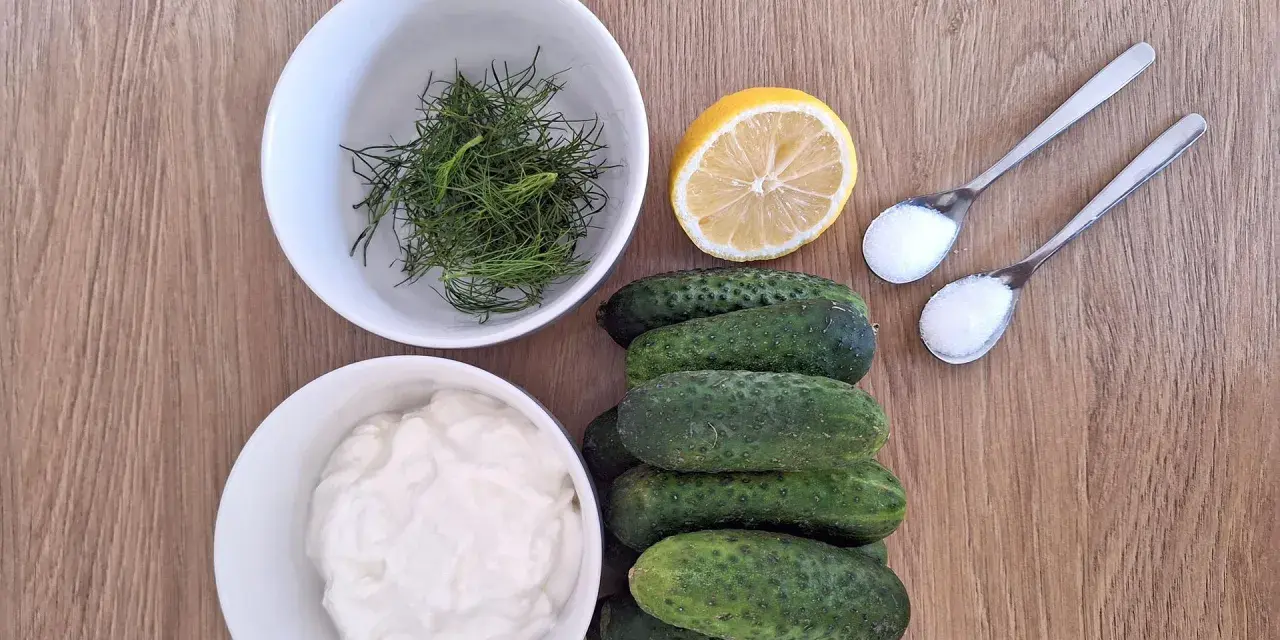 Zutaten für Gurkensalat mit Zitrone: Gurken, Dill, Joghurt, Zitrone, Salz.