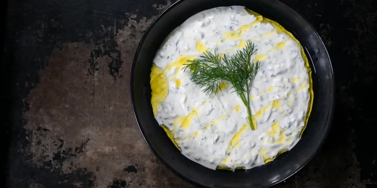 Cremiger Tzatziki-Dip mit Dill und Olivenöl, perfekt für dein nächstes Tzatziki Rezept.