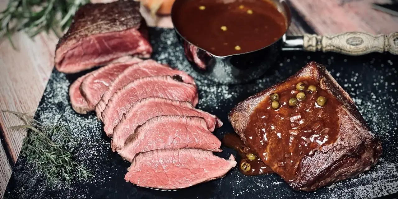 Saftiges Roastbeef mit einer köstlichen Pfeffersauce, die an das beste Pfeffersauce rezept erinnert. Perfekt für einen besonderen Anlass.