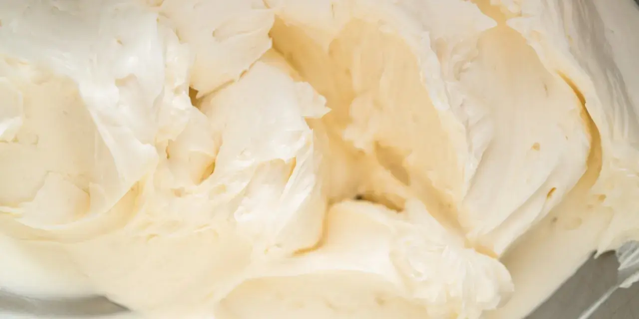 Cremige Buttercreme mit Pudding, die in einer Schüssel aufgeschlagen wird.