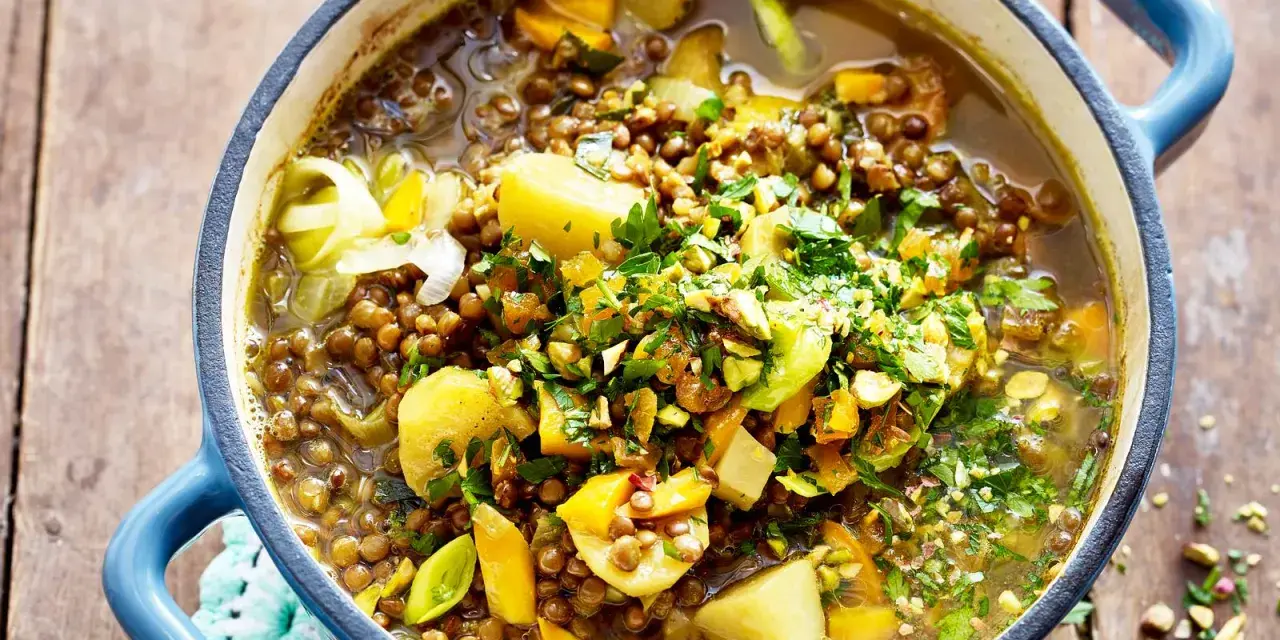 Herzhafte Linsensuppe mit Kartoffeln und Lauch, garniert mit Petersilie und Pistazien. Raffinierte Rezepte mit Linsen sind oft so einfach und lecker.