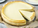 Ein cremiger Quarkkuchen ohne Boden, nach Omas Rezept, mit einer leicht gebräunten Kruste und einer zarten Füllung.