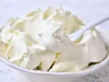 Eine Schüssel voller luftiger Mascarponecreme, bereit für Tiramisu oder andere süße Kreationen.