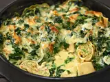 Ein köstlicher Maultaschen Auflauf mit Spinat und cremiger Käsesauce, goldbraun überbacken.
