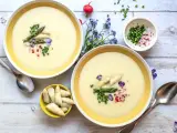 Cremige Spargelsuppe, ein einfaches Rezept für den Frühling. Garniert mit Spargelspitzen, Radieschen und Schnittlauch.