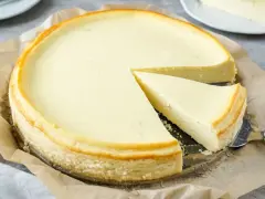 Ein cremiger Quarkkuchen ohne Boden, nach Omas Rezept, mit einer leicht gebräunten Kruste und einer zarten Füllung.