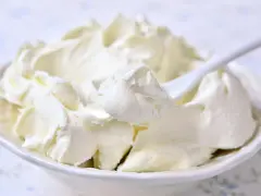 Eine Schüssel voller luftiger Mascarponecreme, bereit für Tiramisu oder andere süße Kreationen.