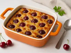 Eine köstliche Kirschpfanne mit Zwieback, goldbraun gebacken und mit saftigen Kirschen belegt. Perfekt für ein süßes Dessert.