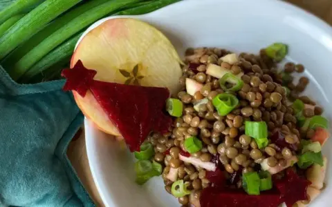 Linsensalat mit Apfel und Stern-förmiger Rote Bete. Ein leckeres Rezept für einen gesunden Salat.