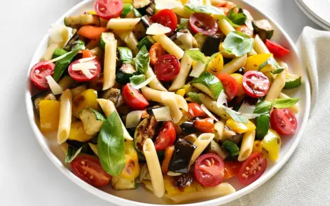 Bunter Nudelsalat mit gegrilltem Gemüse, Kirschtomaten und Parmesan. Leckere schnelle Salate ohne Mayo, perfekt für den Sommer.