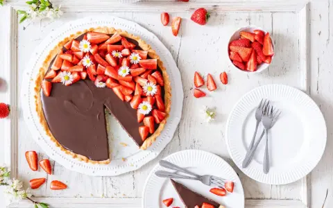 Schokoladen-Erdbeer-Tarte, ein neues Highlight für Ihre Kuchen Rezepte. Frisch, fruchtig und unwiderstehlich lecker.
