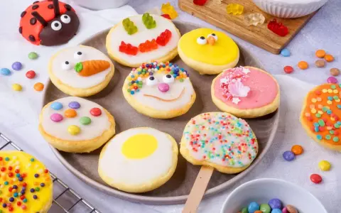 Bunte Kekse mit Zuckerguss, inspiriert von einem amerikanischen Rezept. Marienkäfer, Küken und Gesichter machen Lust auf mehr.