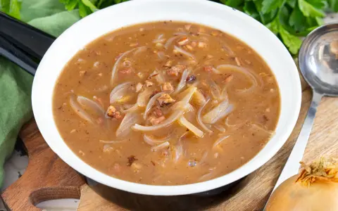 Herzhafte zwiebelsauce wie bei Oma, mit zarten Zwiebelringen und Speckstückchen in einer reichhaltigen Brühe.