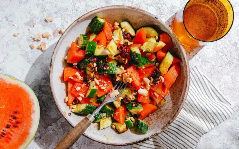 Erfrischender melonen gurken-salat, inspiriert von Martina und Moritz, mit knackigen Erdnüssen und Chili-Flocken. Perfekt für einen leichten Genuss.