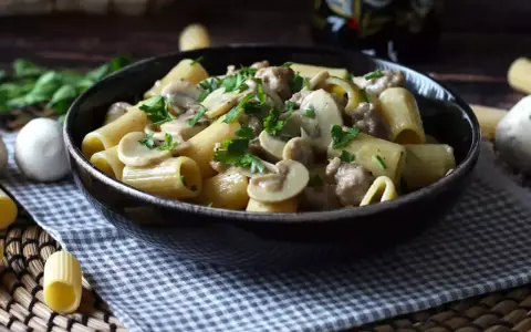 Herzhafte Pasta mit Pilzen und Hackfleisch, garniert mit frischer Petersilie. Ein Genuss für jeden Tag.