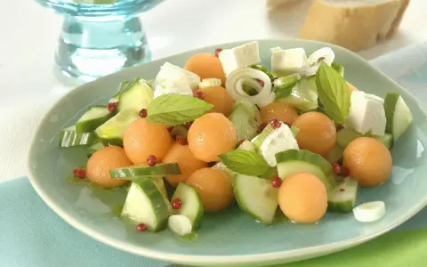 Erfrischender Cantaloupe Melone Salat mit Gurke, Feta und Minze. Perfekt für leichte cantaloupe melone rezepte.