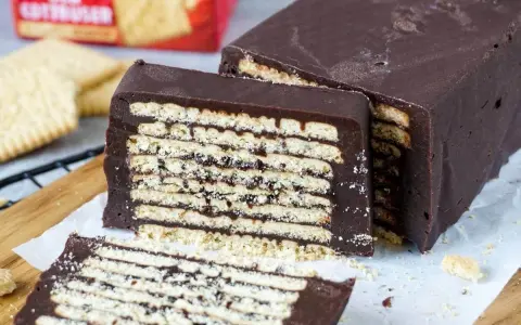 Kalter Hund rezept original DDR: Schokoladenkeks-Torte mit vielen Schichten Kekse und Schokolade. Ein Klassiker aus der DDR.