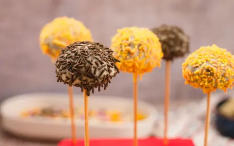Leckere cake pops ohne backen, verziert mit Schokostreuseln und bunten Zuckerstreuseln.