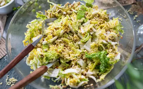 Yum yum! Ein knackiger Chinakohl-Salat mit knusprigen Nudeln und Sonnenblumenkernen. Perfekt für den Sommer.