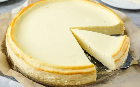 Ein cremiger Quarkkuchen ohne Boden, nach Omas Rezept, mit einer leicht gebräunten Kruste und einer zarten Füllung.
