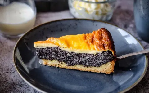 Ein saftiges Stück Mohnkuchen mit Schmand, mit einer goldenen Kruste und einer dicken Mohnschicht.